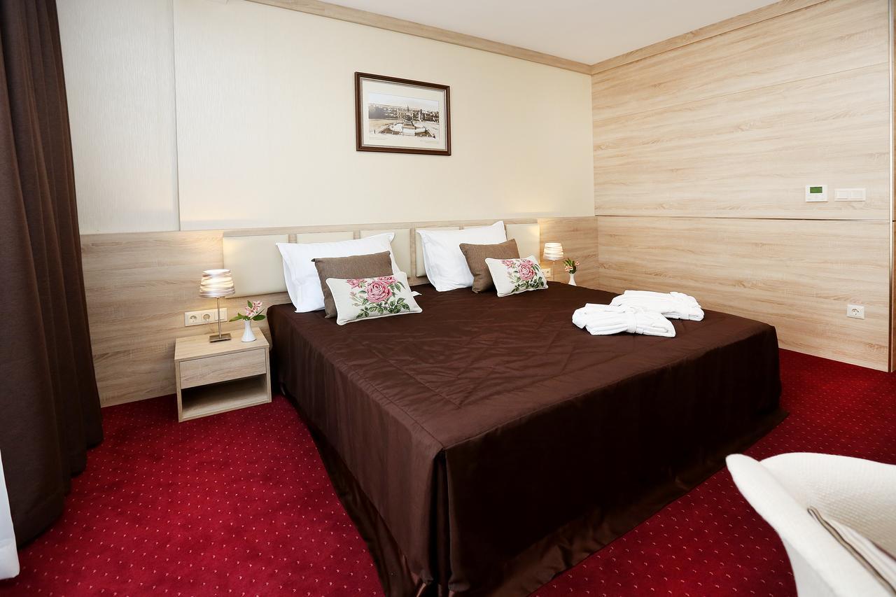 Coop, Hotel