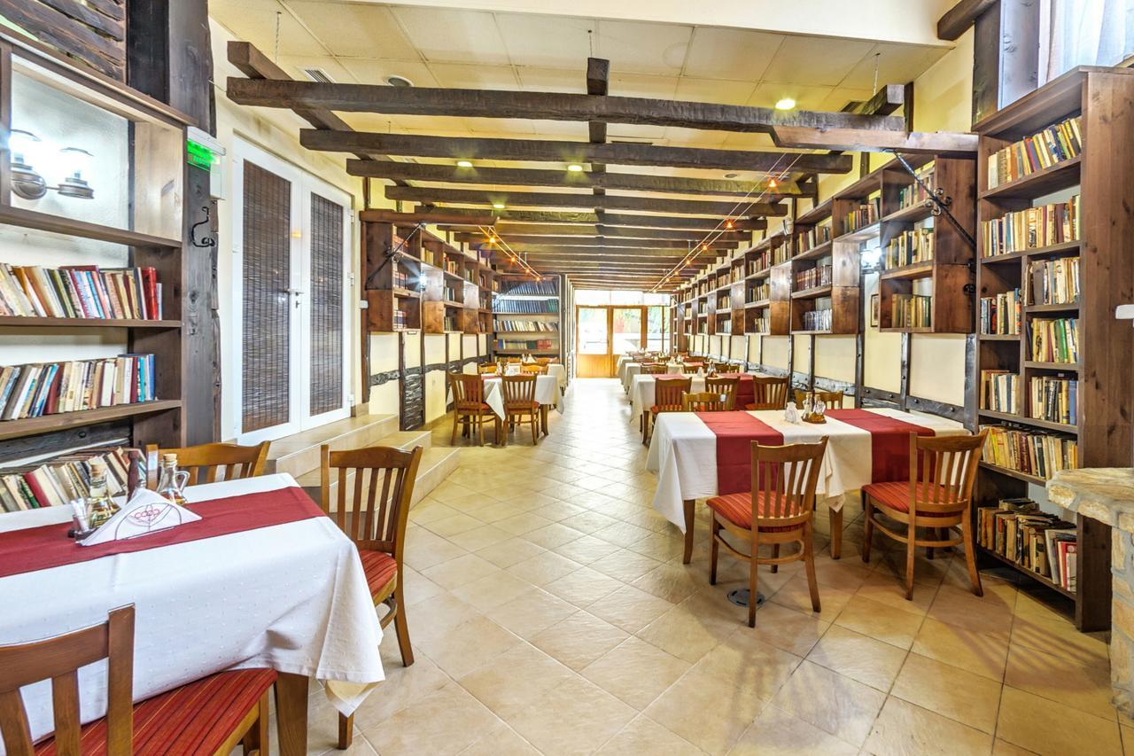 Coop, Hotel
